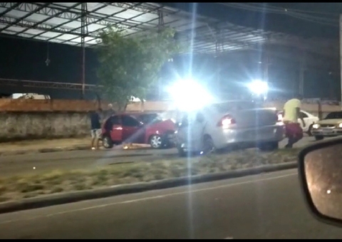 Carro invade contramão e destrói veículo em grave acidente em Manaus