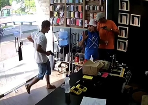 Empresário oferece R$ 10 mil de recompensa para quem localizar suspeitos de assaltarem loja no Amazonas