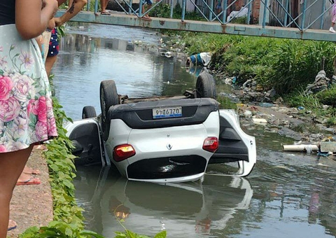 Motorista de App morre após carro cair em igarapé de Manaus
