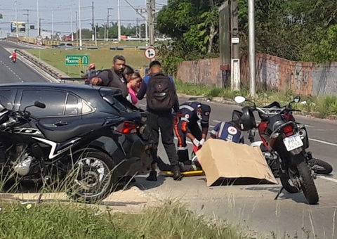 Motorista faz retorno proibido e deixa motociclista ferido em acidente em Manaus