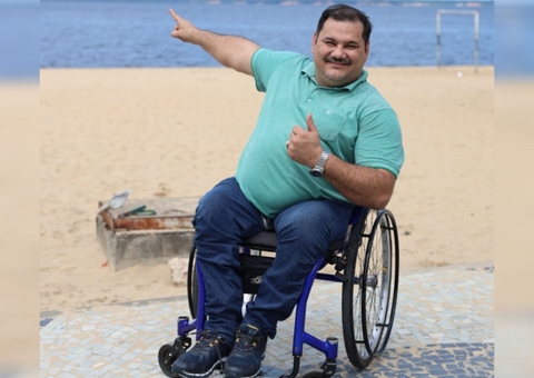 Praia da Ponta Negra terá rampa e cadeiras flutuantes para pessoas com deficiência