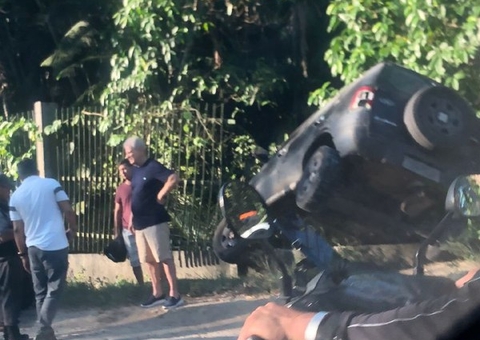 Vídeos: Carro sai da pista, destrói muro da Ufam e deixa ferido em acidente