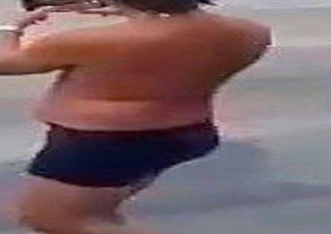 Moradores fazem ladeira de tobogã durante chuva em Manaus; vídeo