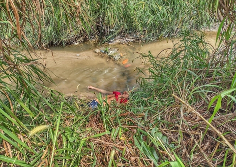 Moradores ouvem tiros e encontram corpo de homem em igarapé de Manaus