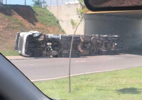 Motorista perde o controle e carreta tomba em Manaus