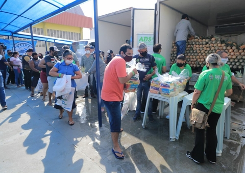 Toneladas de peixe e 2 mil cestas básicas são entregues para famílias em Manaus