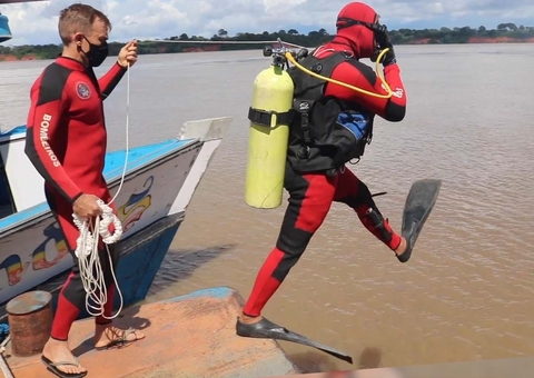 Bombeiros mergulhadores do Amazonas fazem buscas por drogas no rio Solimões