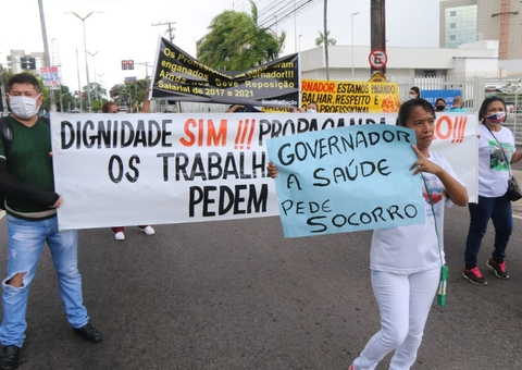Profissionais da saúde bloqueiam avenida em protesto em Manaus