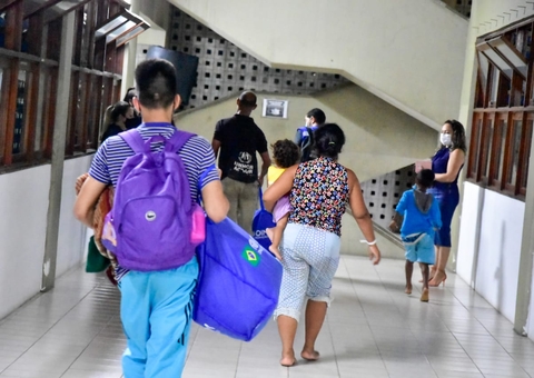 Venezuelanos são realocados após chuva destruir posto de acolhida em Manaus