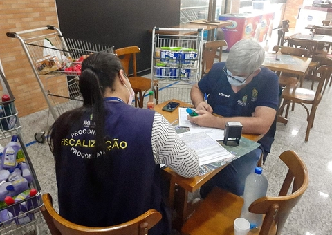 Procon apreende 44 kg de alimentos vencidos em supermecado de Manaus