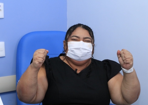 Internada com Covid-19, paciente cola grau em hospital de Manaus