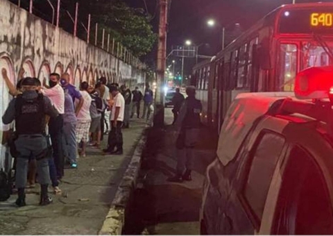 Foragido da Justiça é preso dentro de ônibus da linha 640 em Manaus