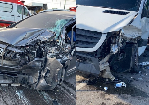 Carro fica destruído em grave acidente com caminhão em Manaus