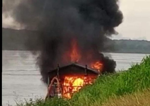 Balsa de garimpeiros é queimada no Rio Madeira, no Amazonas; veja vídeo