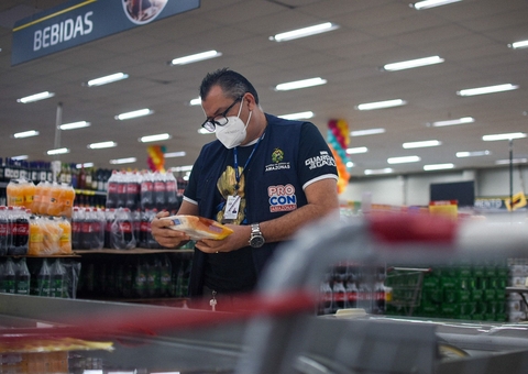 Procon apreende quase 60kg de alimentos vencidos em supermercado de Manaus