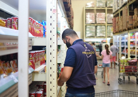 Mais de 50kg de alimentos e produtos vencidos são apreendidos em Manaus