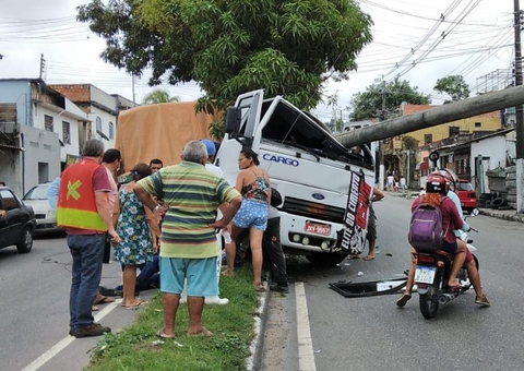 Poste esmaga cabine de carreta em grave acidente em Manaus; vídeo