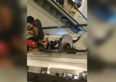 Criança fica com a mão presa em escada rolante em shopping; vídeo
