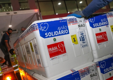 Avião com quase 90 mil doses de vacina contra a covid chega ao Amazonas