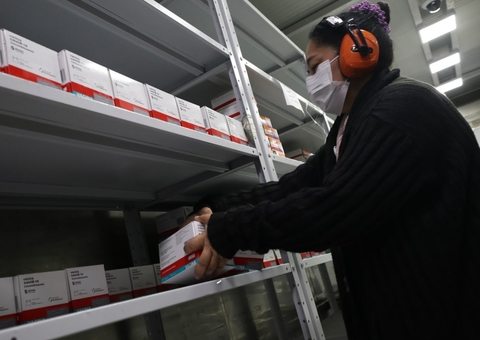 Após problemas com insumos, Butantan entrega 800 mil doses da Coronavac 