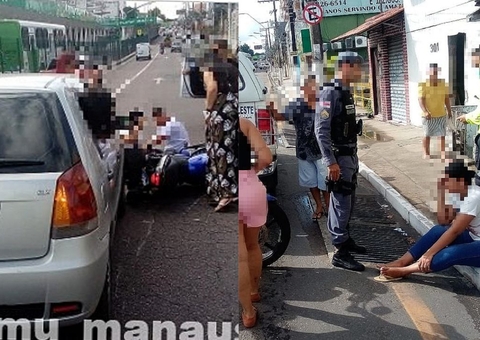 Acidente entre carro e motocicleta deixa trânsito lento no Centro de Manaus