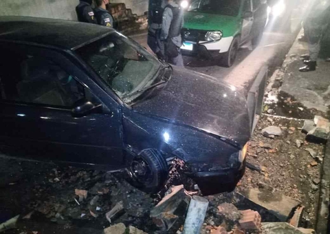 ‘Novinhos’ batem carro em muro durante fuga em Manaus 