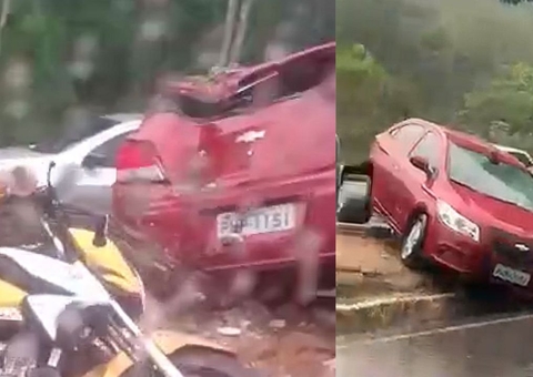 Carro desliza em pista molhada e derruba poste em Manaus; vídeo