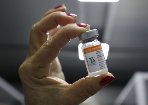 Amazonas suspende a distribuição e uso de mil doses da Coronavac após decisão da Anvisa