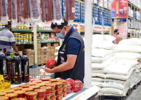 Mais de 70kg de produtos vencidos são apreendidos em supermercado de Manaus