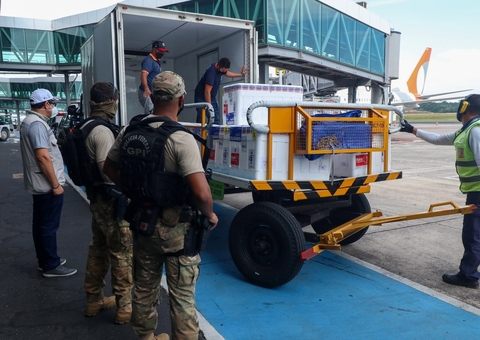 Covid: Amazonas recebe novo lote com 99 mil doses de vacina da AstraZeneca