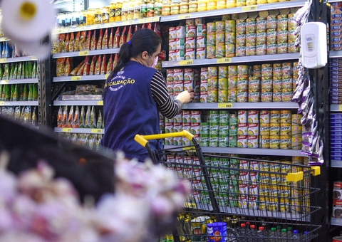 Procon apreende alimentos e produtos de limpeza em supermercado de Manaus