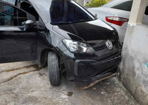 Trio assalta salão de beleza e bate carro durante fuga em Manaus