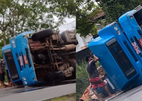 Caminhão tomba e deixa trânsito caótico em avenida de Manaus; vídeo  