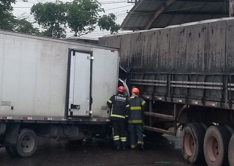 Acidente entre caminhões na barreira de Manaus deixa motorista preso às ferragens