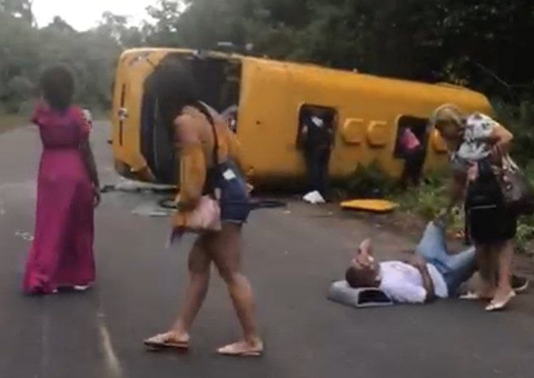 Acidente com micro-ônibus na estrada de Novo Airão deixa dois mortos e vários feridos