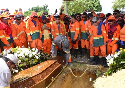 Enterro de gari morto em acidente é marcado por emoção de colegas de trabalho