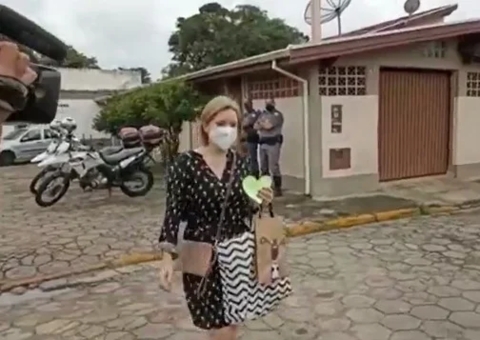 Elize Matsunaga se declara para a filha durante 'saidinha' de presídio; vídeo
