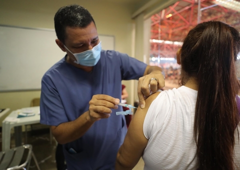 FVS orienta sobre vacinação de pessoas acima de 40 anos após viradão em Manaus