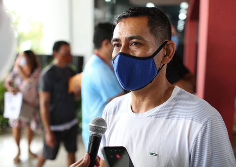 Vacinado, comerciante de Manaus agradece aos cientistas e profissionais de saúde