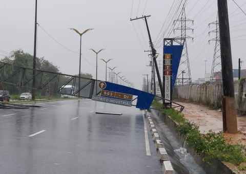 Estrutura é arrancada durante temporal e bloqueia avenida Grande Circular em Manaus