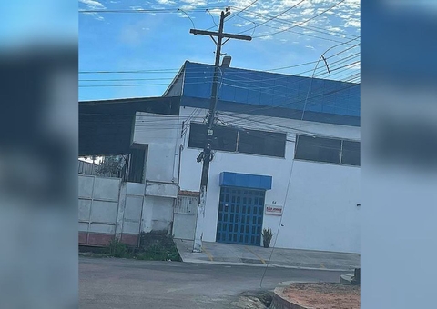 Moradores reclamam da falta de energia e perigo com fio de alta tensão caído em rua de Manaus