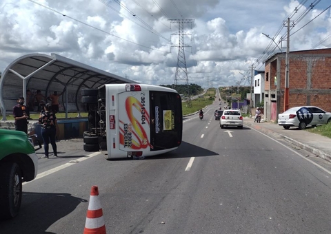 Rota do Distrito tomba após acidente na avenida das Flores, em Manaus