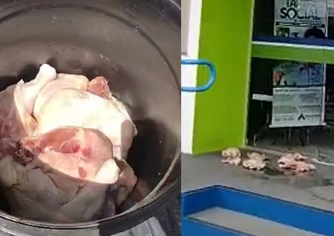 Vídeo: Revoltado, homem joga frangos estragados na porta da Amazonas Energia