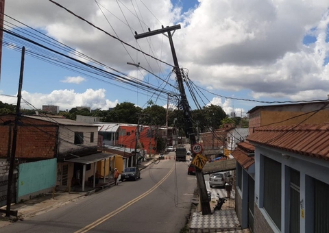 Caminhão arranca fios de poste em Manaus e moradores ficam sem energia