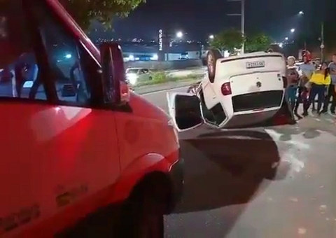 Roda trava e carro capota em avenida de Manaus no Ano Novo; veja vídeo