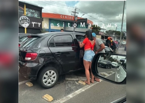 Motorista fica ferido ao bater carro em 'dente de dragão' em Manaus; vídeo
