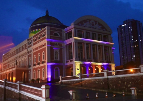 Teatro Amazonas é iluminado no Dia Internacional da Síndrome de Down 