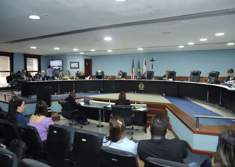 TCE-AM encontra irregularidades em contas e multa ex-prefeita e ex-secretários