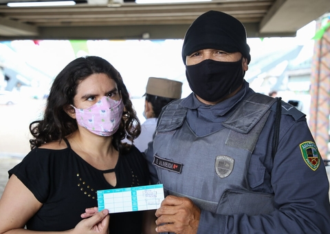 Pai e filha comemoram vacinação em Manaus após serem infectados pela Covid-19