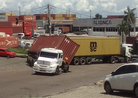 Contêiner tomba e carreta fica atravessada em avenida de Manaus; vídeos